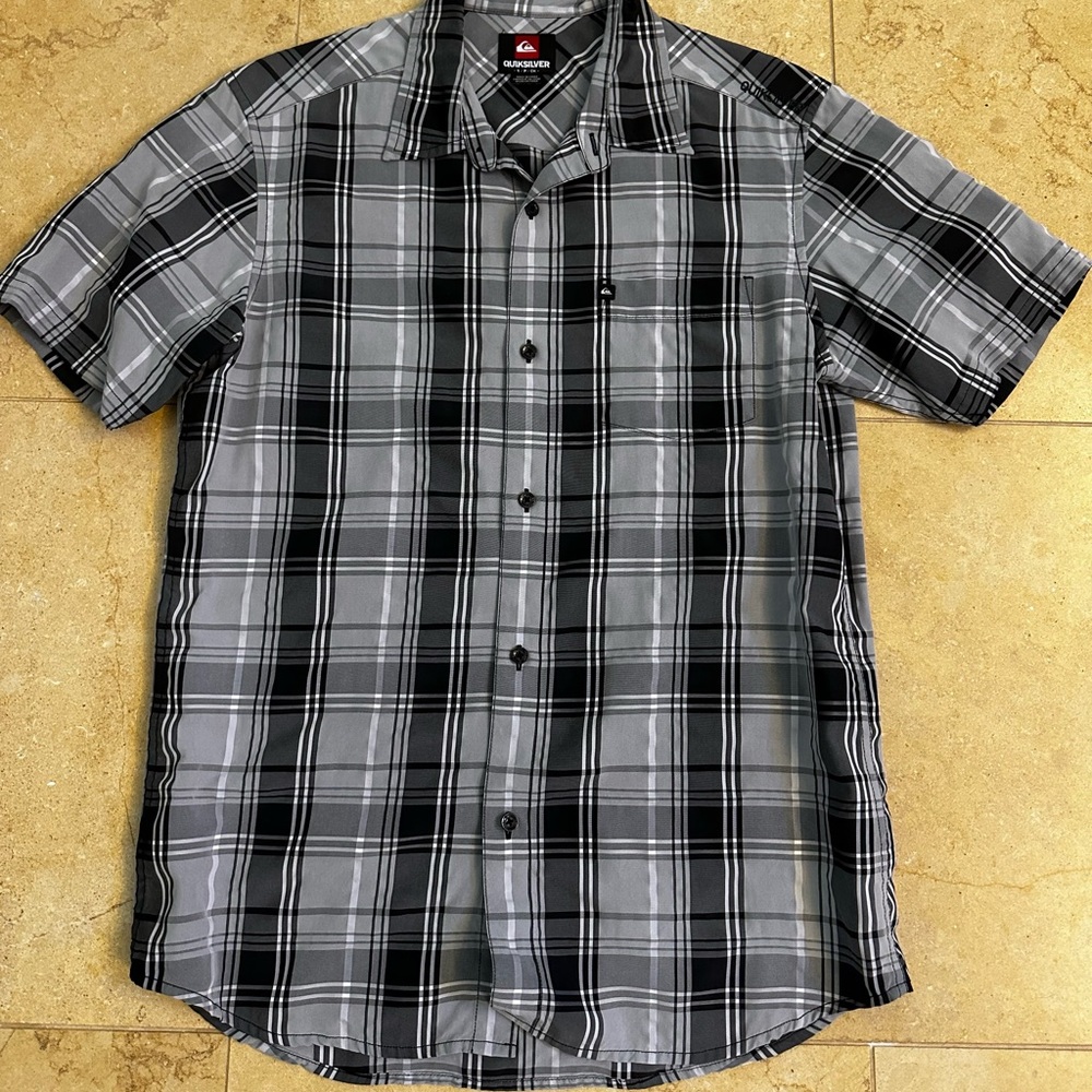 Men's Quiksilver Short Sleeve - Button Up Collared Top - Size Small